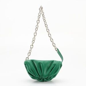 Turn Heads with Luxe Italian Vibes – The Bold Green chain pouch Bottega Beauty